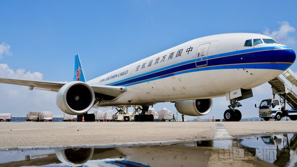 南航全货机停在机坪，机身标有中国南方航空货机字样